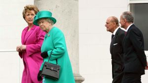 Drottning Elizabeth och prins Philip informerades inte om prins Harrys och Meghans beslut att dra sig tillbaka från sina kungliga plikter. drottning Elizabeth på besök i Irland