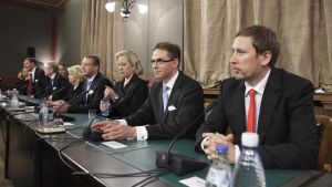 Regeringar som innefattar många olika politiska färger kan göra de politiska alternativen mindre tydliga. På bilden Jyrki Katainens så kallade regnbågsregering. Regeringen 2011