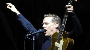 Bryan Adams skrev en sommarklassiker mitt i vintern. bryan adams på scen