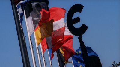 Flaggor utanför Europaparlamentet