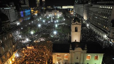 Tusentals personer demonstrerar i Buenos Aires mot landets regering.