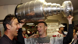 Dominik Hasek - världens bästa målvakt genom tiderna. Dominik Hasek och Chris Chelios med Stanley Cup-pokalen.