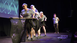 Alla sorters kroppar ska få synas på scen Burlesque-gruppen the Ravishing Byrds uppträder i Sverige