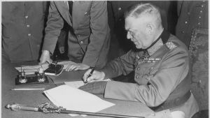 Stalin ville att kapitulationen undertecknas också i Berlin - här undertecknar den tyska generalfältmarskalken Wilhelm Keitel dokumenten Tyska generalfältmarskalken Wilhelm Keitel undertecknar dokumenten gällande kapitulation i Berlin maj 1945