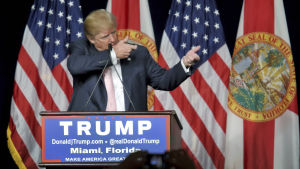 Donald Trumps uttalanden väcker frågetecken bland en del unga republikaner. Donald Trump under ett valmöte i Florida.
