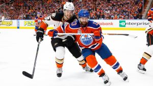 Edmonton var skäret före Anaheim i det sjätte mötet. David Desharnais och Nick Ritchie kämpar om pucken.