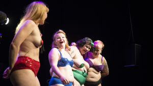 The Ravishing Byrd har en feministisk utgångspunkt Burlesquegruppen The Ravishing Byrds visar upp alla sorters kroppar på scen