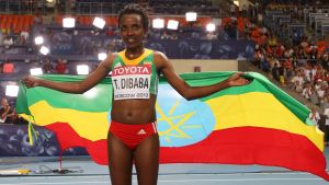 Tirunesh Dibaba har redan tre OS-guld i prisskåpet. Tirunesh Dibaba håller i den etiopiska flaggan i VM i Moskva 2013.