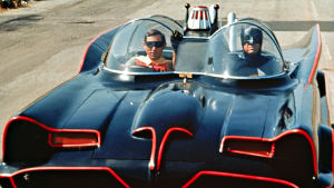 Holy Hole In A Donut! Batman ja Robin (tai heidän stunttinsa) ja Batmobile. Batman ja Robin Bat-autossa. Huom! Kuvassa eivät näy sarjan näyttelijät vaan stunt-miehet.