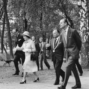 Vasemmalla kuningatar Elisabet II, keskellä Helsingin kaupunginjohtaja Teuvo Aura ja oikealla prinssi Philip Helsingin Sibeliuksen puistossa 1976.