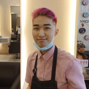Mark Khoo känner sig inte välkommen i sitt hemland. Ifall han hade råd skulle han flytta utomlands. Mark Khoo känner sig inte välkommen i sitt hemland. Ifall han hade råd skulle han flytta utomlands.