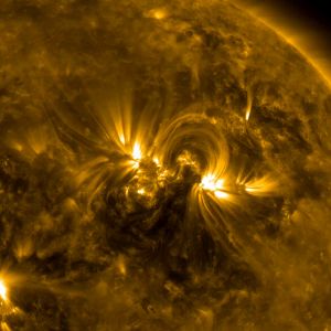 Aktiivisuusalue Auringon pinnalla huhtikuussa 2017 SDO-satelliitin kuvaamana. Aktiivisuusalue Auringon pinnalla huhtikuussa 2017 SDO-satelliitin kuvaamana.