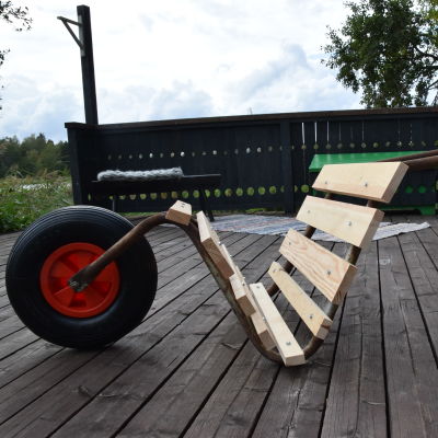 En vedkärra gord av en skottkärra