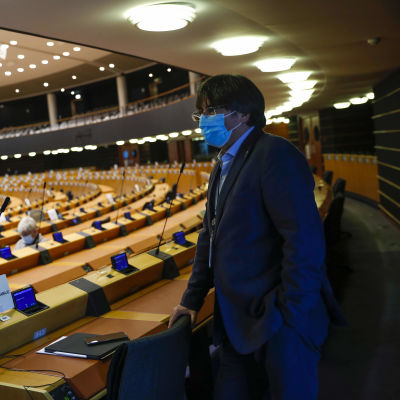 Carles Puigdemont fotograferad i Europaparlamentet på måndagen. Salen i bakgrunden är nästan tom. 