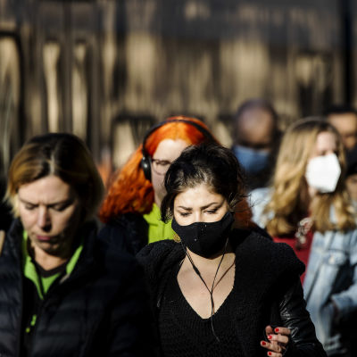 Kuvassa on maski kasvoillaan kulkevia ihmisiä Helsingin keskustassa 14. lokakuuta 2020.