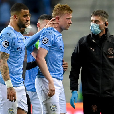 En skadad Kevin de Bruyne lämnar Champions League-finalen.
