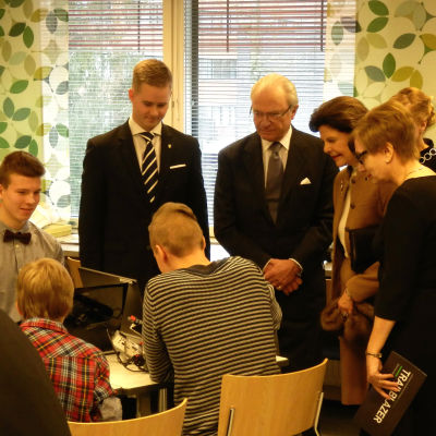 Kungaparet bekantar sig med robotar som högstadieelever byggt i Villmanstrand.