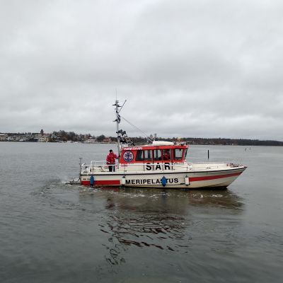 Ekenäs sjöräddares räddningsbåt Ajax i vatten. I bakgrunden ser man Ekenäs centrum.