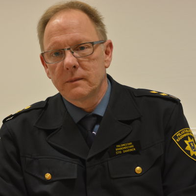 Porträttbild på Stig Saarinen, brandmästare vid Västra Nylands räddningsverk.