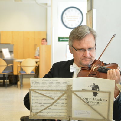 Kerim Gribajcevic spelade violin på skattebyrån i Åbo.
