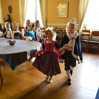 1700-tals festligheter för Lovisa ettor i Rådhuset.