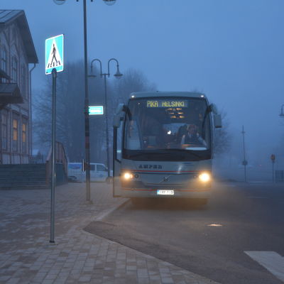 Buss mot Helsingofrs vid resecentret i Ekenäs.