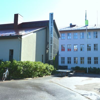 Gården vid Källhagens skola och Virkby gymnasium.
