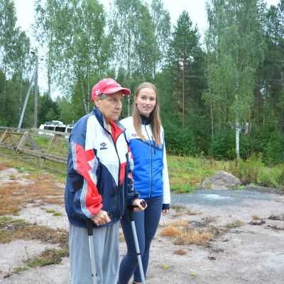 Terttu Augustson och Johanna von Frenckell vid skjutbanan i Västerby i Ekenäs.