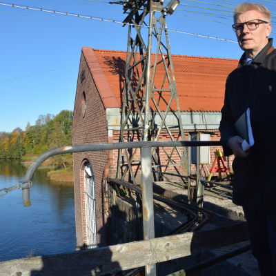 Jordbruks- och miljöminister Kimmo Tiilikainen bekantar sig  med fiskvägarna i Billnäs som ska byggas strax nedanför platsen där han står.