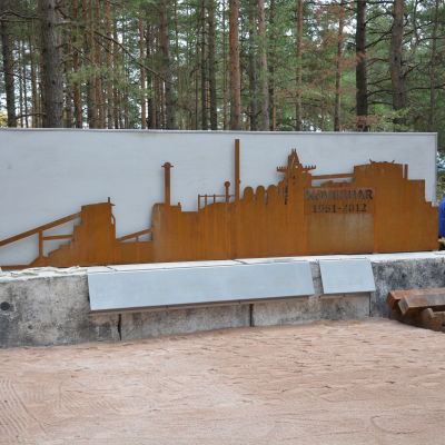 Minnesmärket över Koverhar avtäcks i Lappvik.