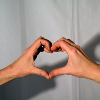 Två händer som formar ett hjärta.