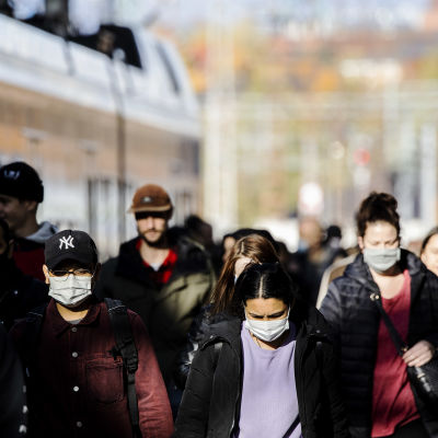 Kuvassa on maski kasvoillaan kulkevia ihmisiä Helsingin keskustassa 14. lokakuuta 2020.