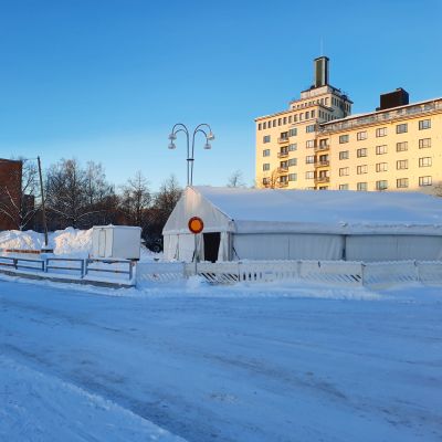 Kotkansaaren koronatestauspisteen iso valkoinen teltta Kotkan linja-autoasemalla.