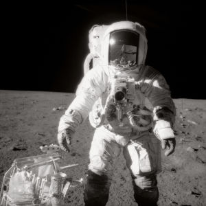 Astronautti Alan Bean kävelyllä Kuussa.