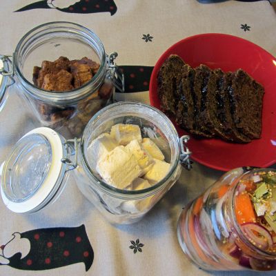 Sahdista valmistuu vaahtokarkkeja, silliä, taatelikakkua ja suklaaleipää.