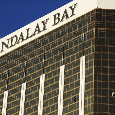 Masskjutningen i Las Vegas hade planerats noggrant på förhand. Stephen Paddock hade 23 vapen på rummet och han hade satt upp egna övervakningskameror på den 32 våningen