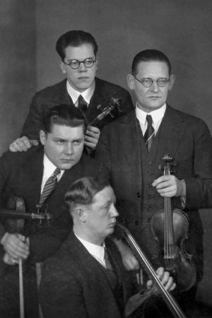 Yleisradion jousikvartetti vuonna 1931. Myöhemmin se sai nimen Sibelius-kvartetti.