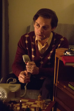 Vem lyssnar? En paranoid Fischer (Maguire). Tobey Maguire i Pawn Sacrifice