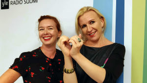 Heidi Laaksonen ja Salla Nazarenko Kutumusiikin illassa. Heidi Laaksonen ja Salla Nazarenko hymyilevät Radio Suomen studiossa.