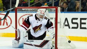 Arizonamålvakten Darcy Kuemper håller tätt. Arizonamålvakten Darcy Kuemper håller tätt.