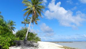 Drömmen om en solig strandsemester kan tyckas vara ett livsviktigt behov under Finlands långa och mörka vintrar. Strand på Kiribati