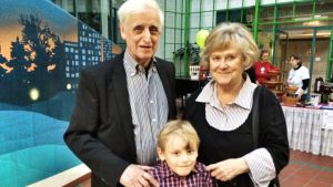 Schackmästaren Artur brukar klå farfar Bo då de spelar mot varandra. Med mormor Christina brukar han kasta boll. Ett äldre par med en ung pojke på BUU-dagen.