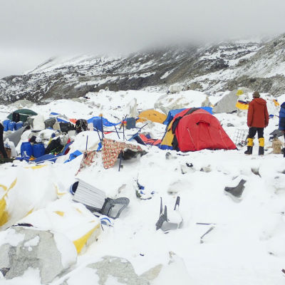 Skadat tältläger i det jordbävningsdrabbade området i Mount Everest