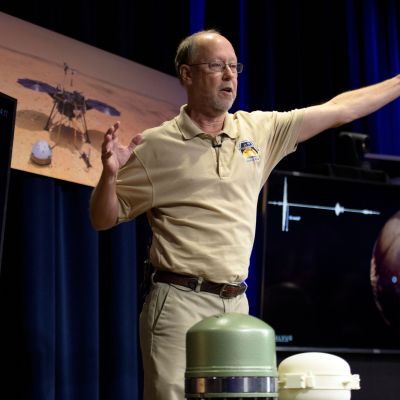 Bruce Banerdt, en av de entusiastiska NASA-forskarna, talar om landningen på Mars