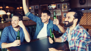 Tre män tillsammans på öl
