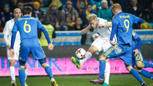 Arajuuri mot Ukraina 2016. Paulus Arajuuri är back i Finlands fotbollslandslag.