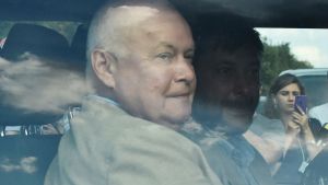 Den Kremltrogne chefen för nyhetsbyrån Rossija Segodnja, Dmitrij Kiselev (i förgrunden) mötte Vysjinskij (i bakgrunden) på flygplatsen i Moskva. Dmitrij Kiselev, med Kirill Vysjinskij, lämnade flygplatsen i Moskva i samma bil på lördag eftermiddag.