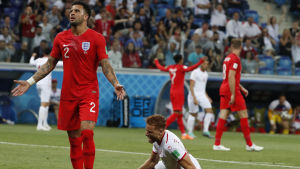 Kyle Walker orsakade en straff i den första halvleken. Kyle Walker sträcker ut med armarna efter att han orsakat en straff