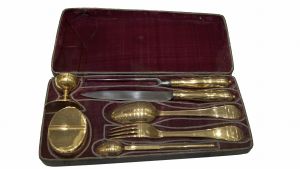 Guld och stål inbäddat i läder och sammet. Tysk-romerske kejsaren Frans II:s (1768–1835) personliga matbestick. Närbild på tysk-romerske kejsaren Frans II:s personliga matbestick.