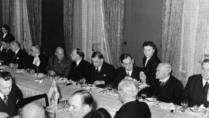 1943 var det middag som gällde. Festmiddag på självständighetsdagen 1943. President Risto Ryti i mitten.